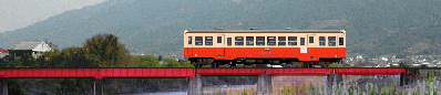 赤い鉄橋を渡る小湊鉄道の気動車